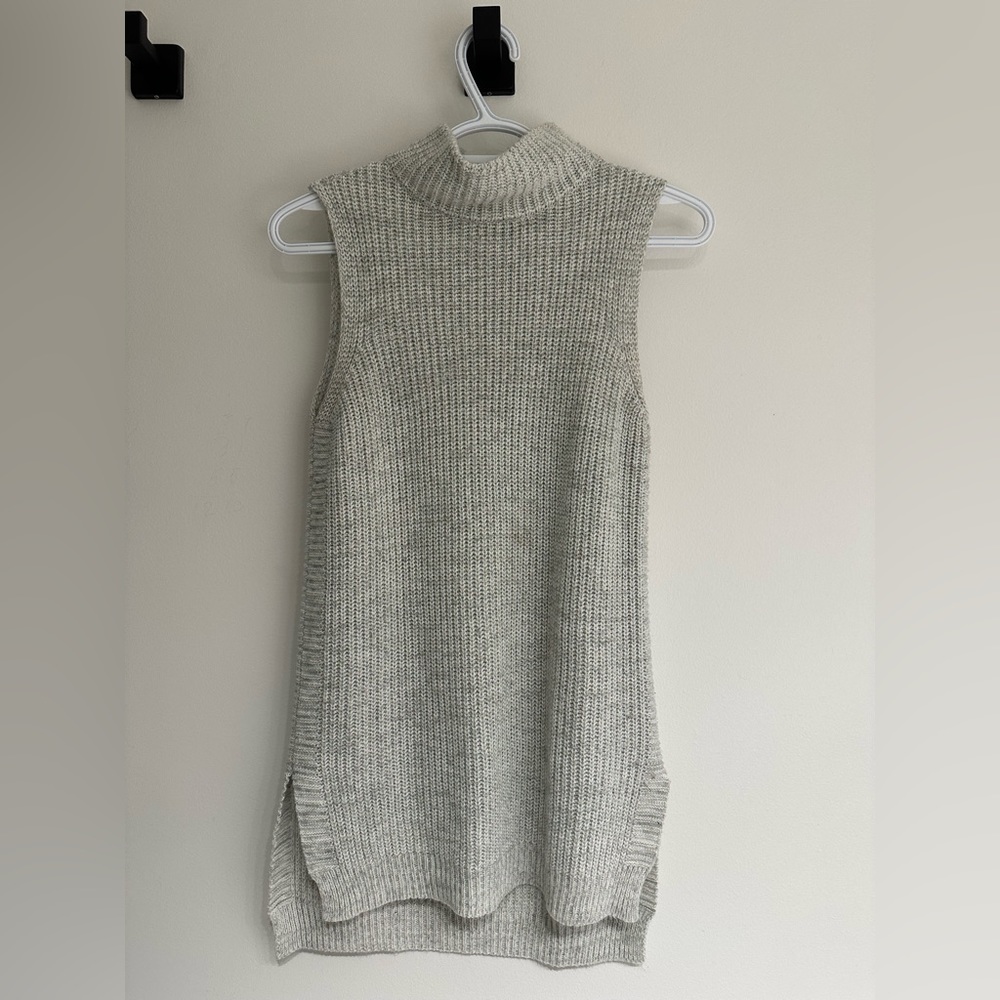 Grey knit tank with side slits